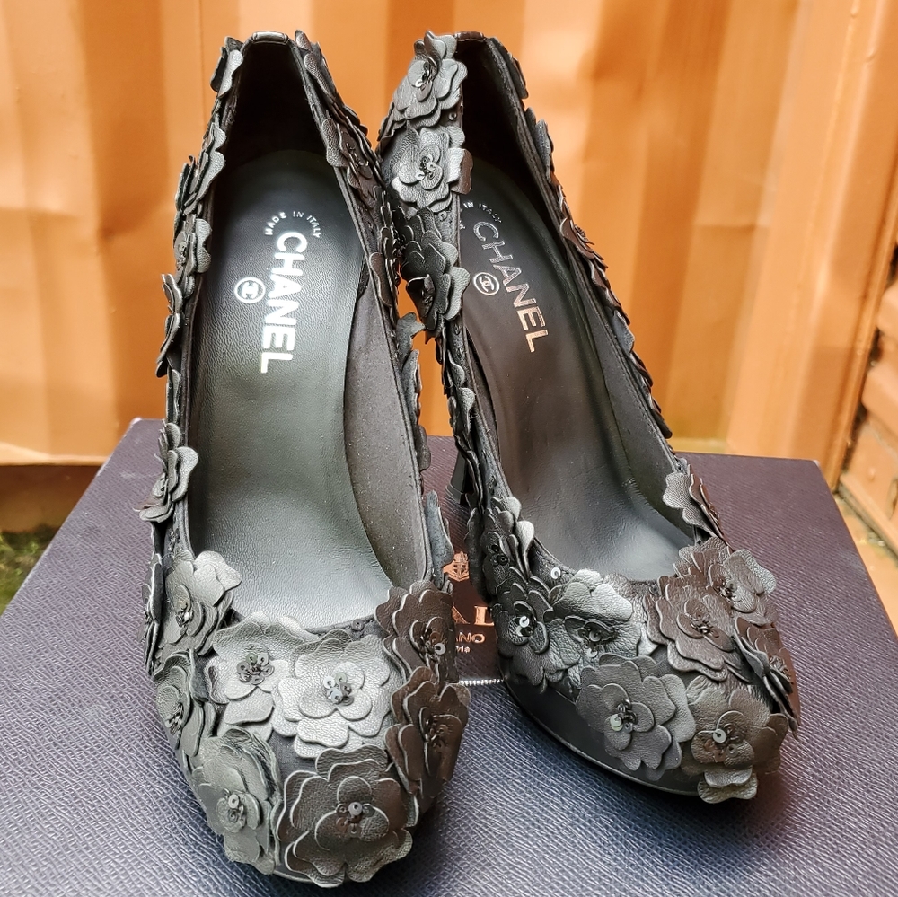 Chanel Black Leather Laser Cut Camellia Platform Pumps 40. - Picture 7 of 16